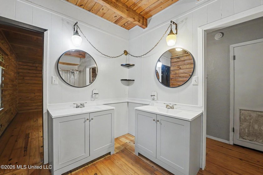 Log-style home on 3.1 country acres in Woolmarket. 3 bed, 2.5 - photo 14