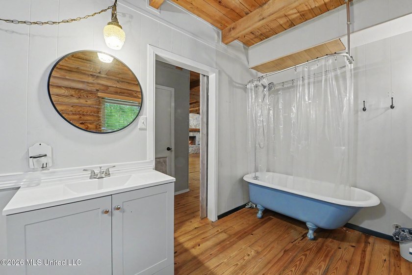Log-style home on 3.1 country acres in Woolmarket. 3 bed, 2.5 - photo 15