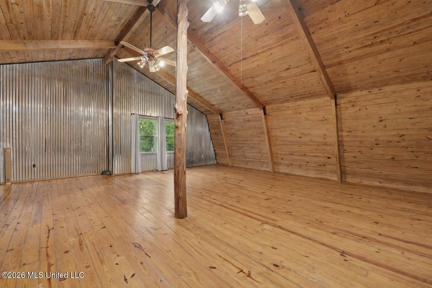 Log-style home on 3.1 country acres in Woolmarket. 3 bed, 2.5 - photo 17