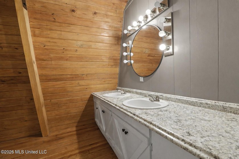 Log-style home on 3.1 country acres in Woolmarket. 3 bed, 2.5 - photo 25