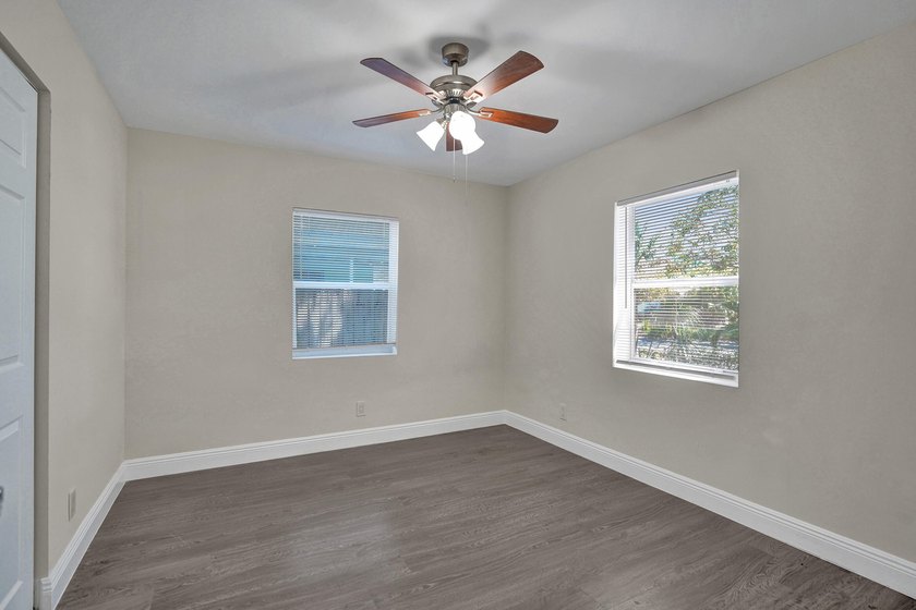 Beautiful 3/2 Single family home in Oakland park! Nicely - photo 12