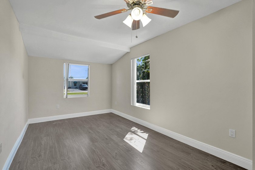 Beautiful 3/2 Single family home in Oakland park! Nicely - photo 16