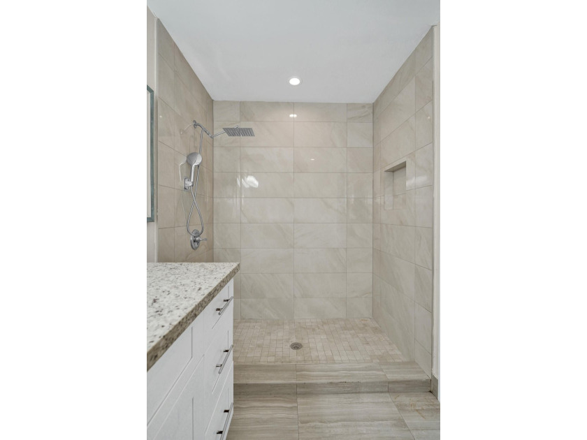Beautiful 3/2 Single family home in Oakland park! Nicely - photo 18