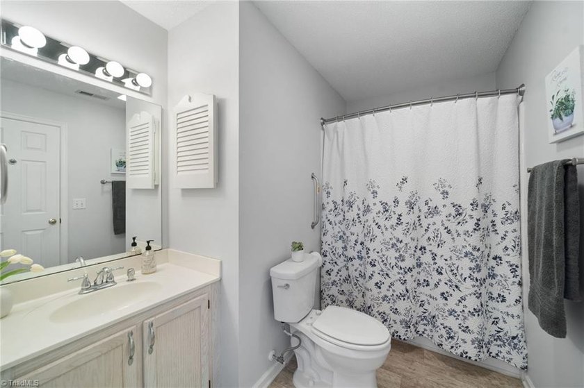 Enjoy effortless one-level living at Carmel by the Lake - photo 21