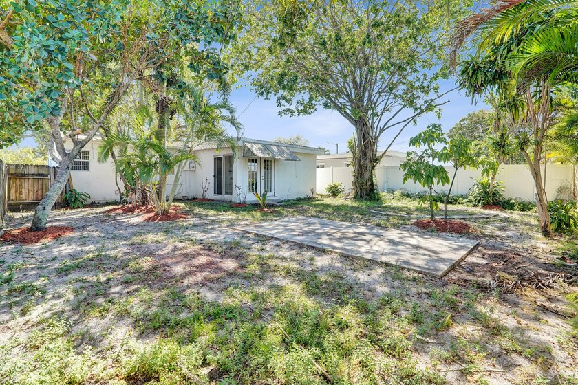 Beautiful 3/2 Single family home in Oakland park! Nicely - photo 22