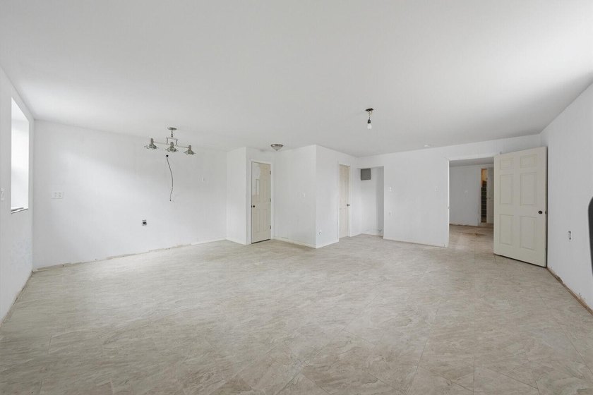 Move right into this spacious semi-detached two-family home - photo 11