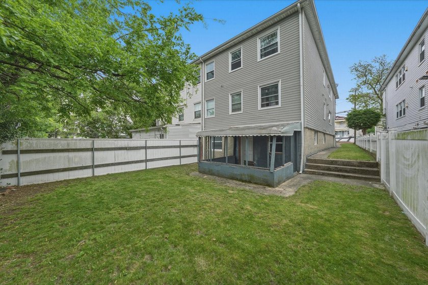 Move right into this spacious semi-detached two-family home - photo 12