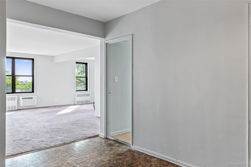 Spacious Corner 2-Bedrooms &amp; 2 Full Bathrooms at Holly House - - photo 3