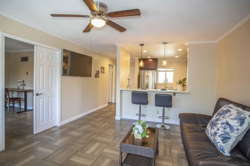 Light &amp; Bright upper 2 bed/1bath, 796 sf Unit in the Verano of - photo 25