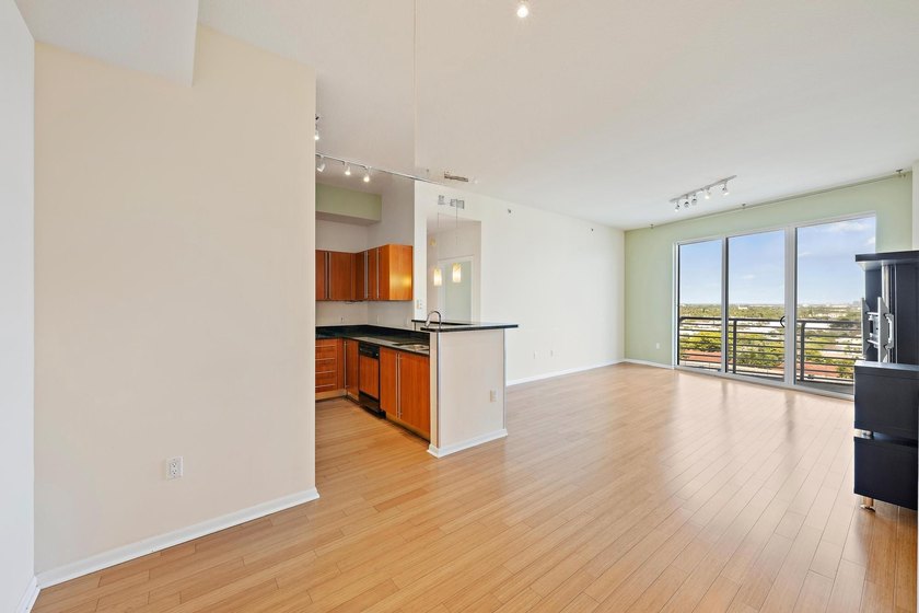 2 parking spaces PLUS valet! Penthouse-level living with 10' - photo 3