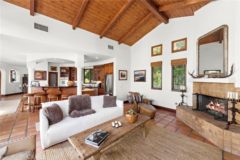 Air Conditioned Beautiful spacious indoor/ outdoor home on a - photo 8