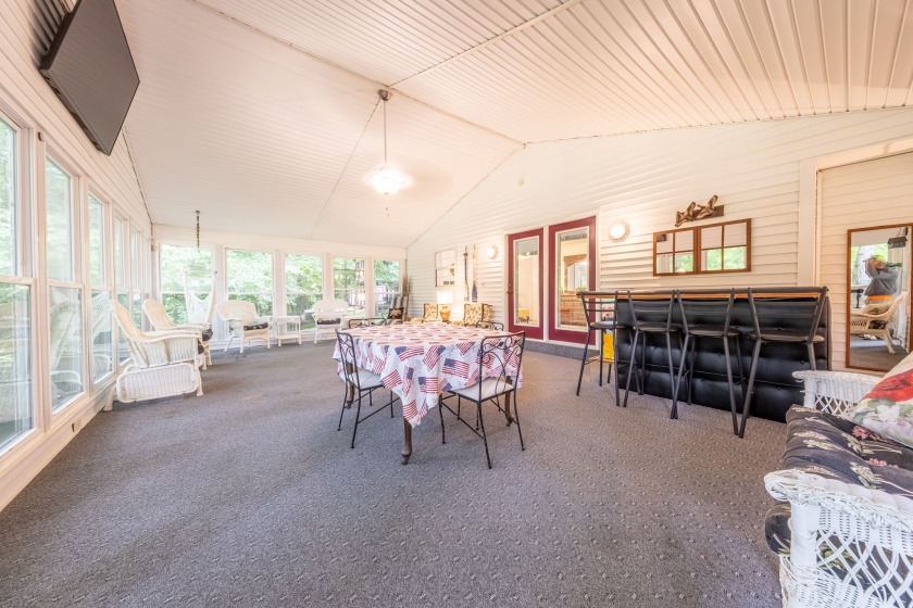 2 Docks, Great View, Big sunroom with a garage! - photo 32