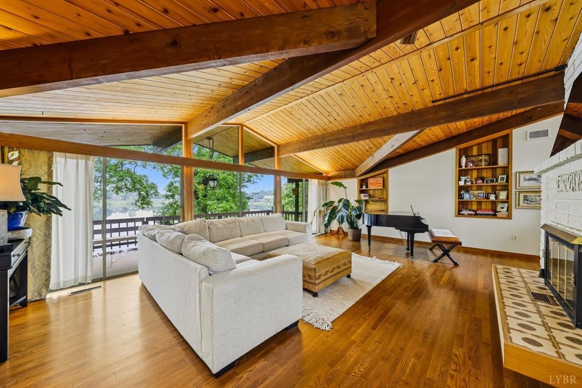 Nestled at the end of a private drive, this lakeside sanctuary - photo 16