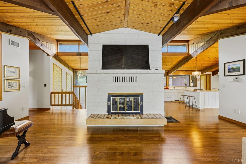 Nestled at the end of a private drive, this lakeside sanctuary - photo 17