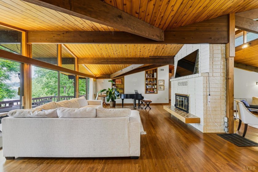 Nestled at the end of a private drive, this lakeside sanctuary - photo 18