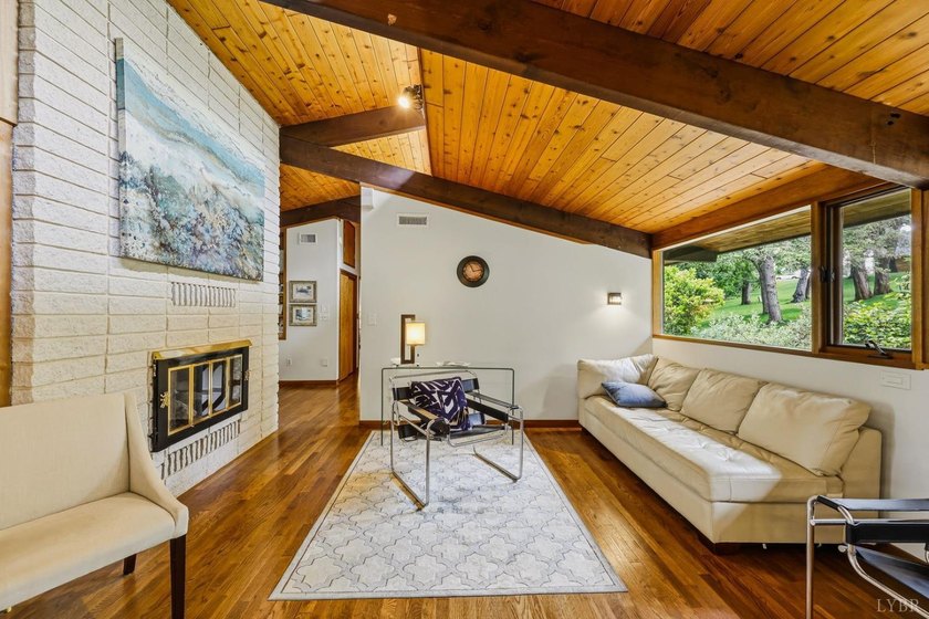 Nestled at the end of a private drive, this lakeside sanctuary - photo 19