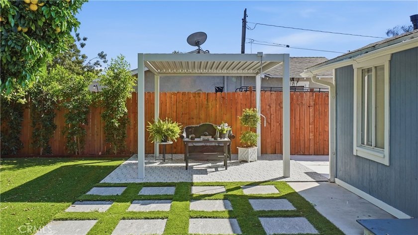 Rare opportunity to own two separate homes on one spacious and - photo 21