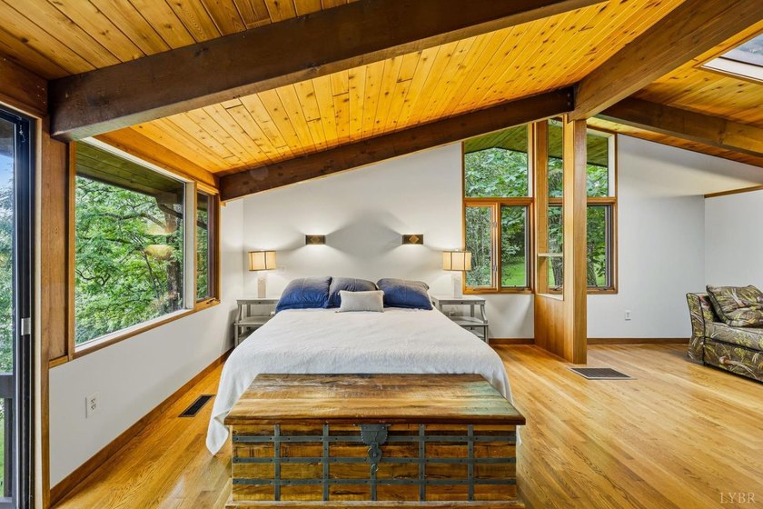 Nestled at the end of a private drive, this lakeside sanctuary - photo 37