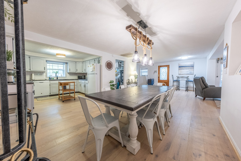 2 Docks, Great View, Big sunroom with a garage! - photo 13