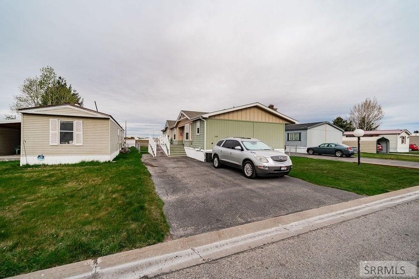 *$5,000 towards lot rent* Welcome to this impeccable 3-Bedroom - photo 48
