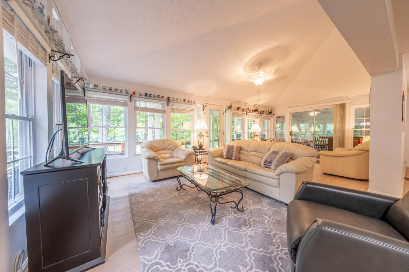 2 Docks, Great View, Big sunroom with a garage! - photo 41