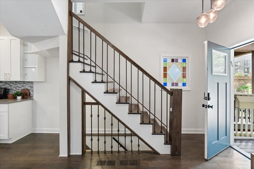 Tucked along a quiet, tree-lined street in the heart of Lakeview - photo 4
