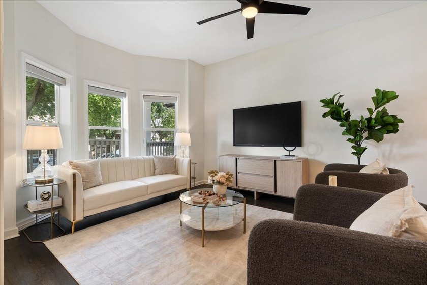 Tucked along a quiet, tree-lined street in the heart of Lakeview - photo 5