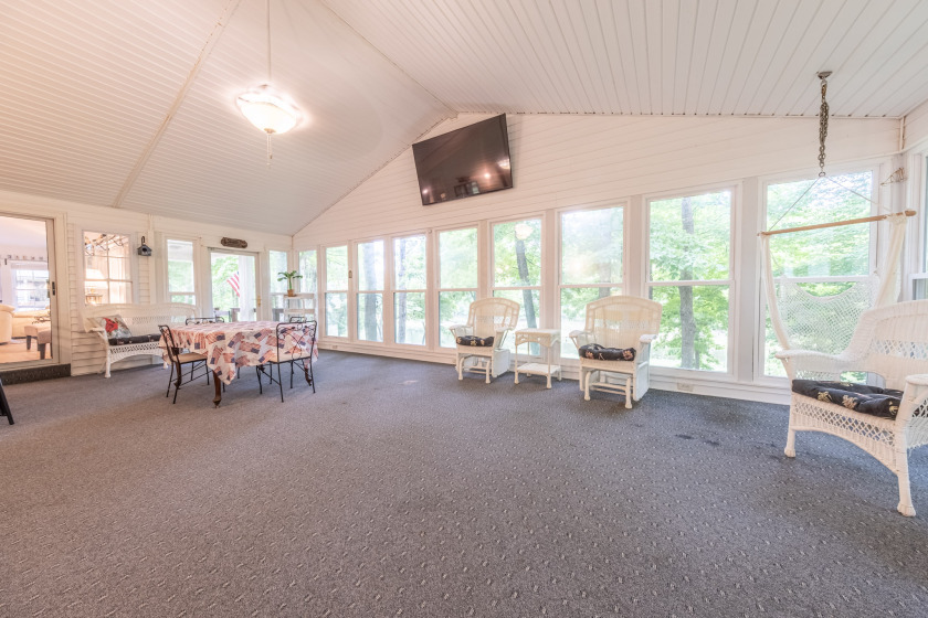 2 Docks, Great View, Big sunroom with a garage! - photo 35