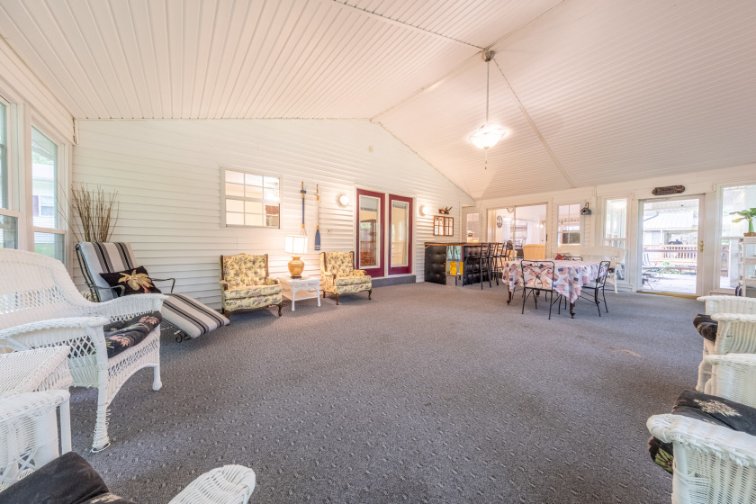 2 Docks, Great View, Big sunroom with a garage! - photo 34