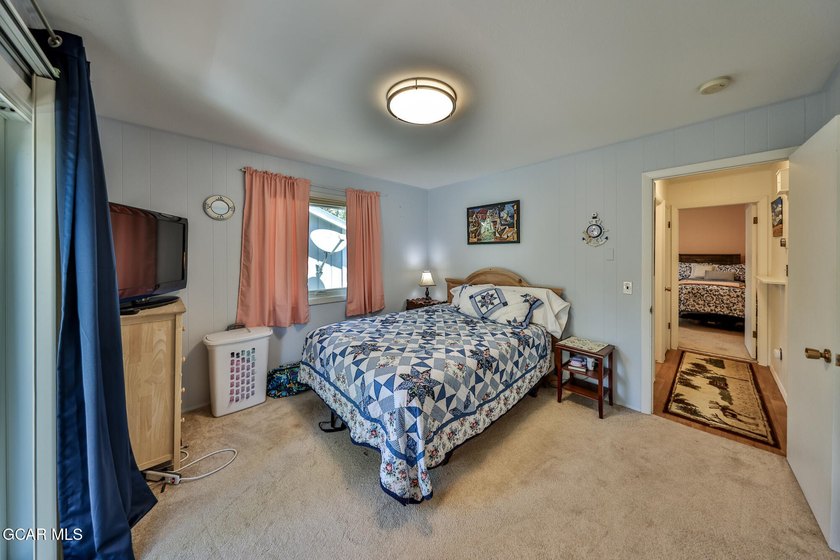 Very cute and updated 3 bedroom/2 bathroom Grand Lake home! It's - photo 29