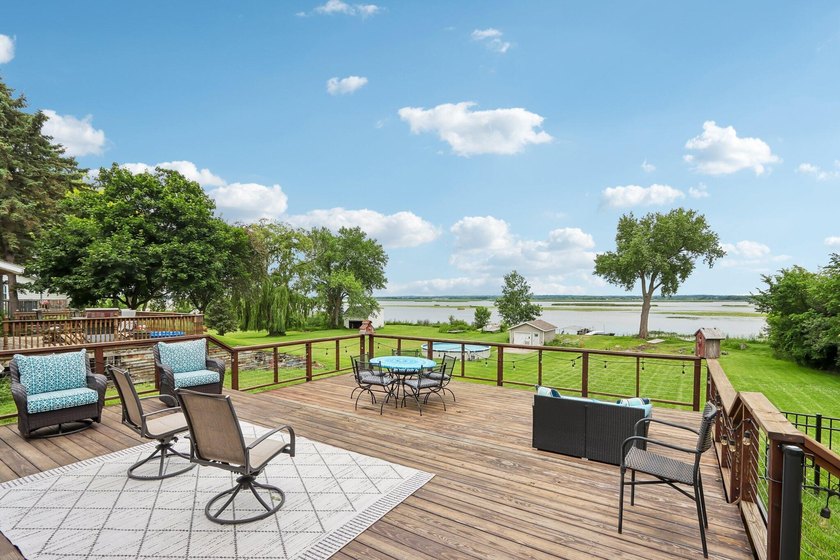 Stunning remodeled Cape Cod on Big Muskego Lake offering a rare - photo 4