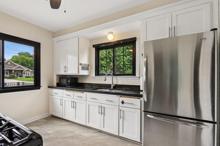 Stunning remodeled Cape Cod on Big Muskego Lake offering a rare - photo 7