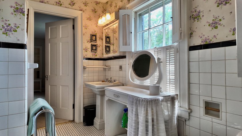 Welcome to this spacious 4,048-square-foot home at 192 Sunset - photo 50