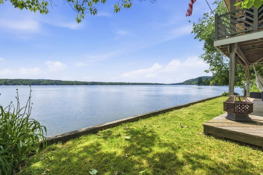 Swan Lake waterfront living doesn't get more immediate than this - photo 3