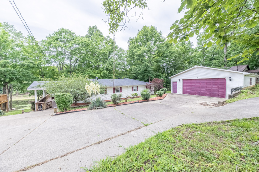 2 Docks, Great View, Big sunroom with a garage! - photo 2
