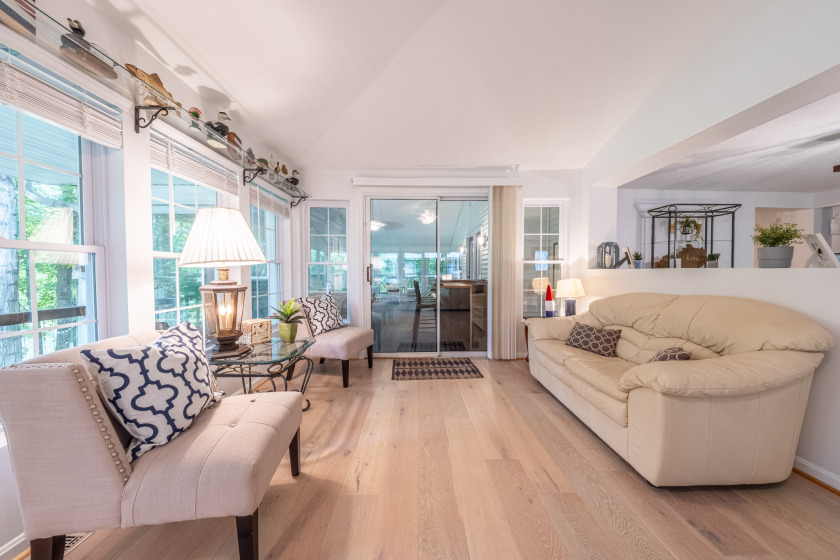 2 Docks, Great View, Big sunroom with a garage! - photo 45