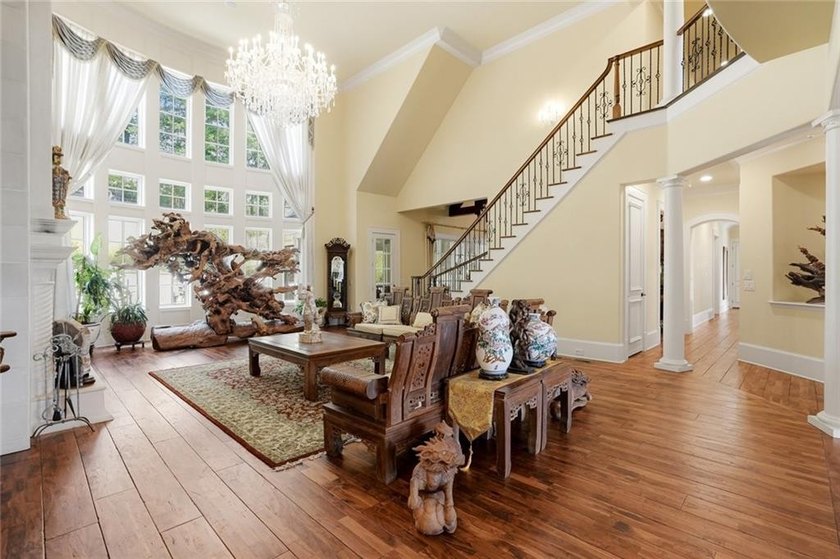Perfectly positioned within the prestigious gated golf community - photo 4