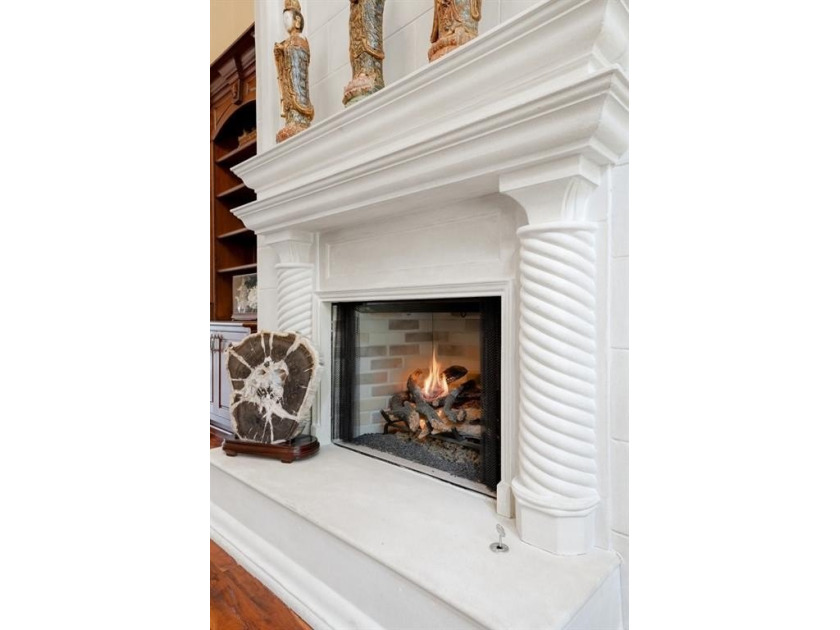 Perfectly positioned within the prestigious gated golf community - photo 9