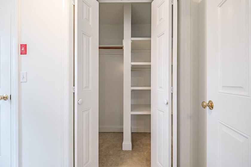 Move in spacious condo on cul du sac. Totally professionally - photo 22