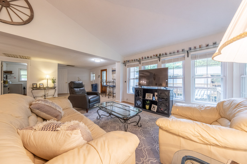 2 Docks, Great View, Big sunroom with a garage! - photo 43