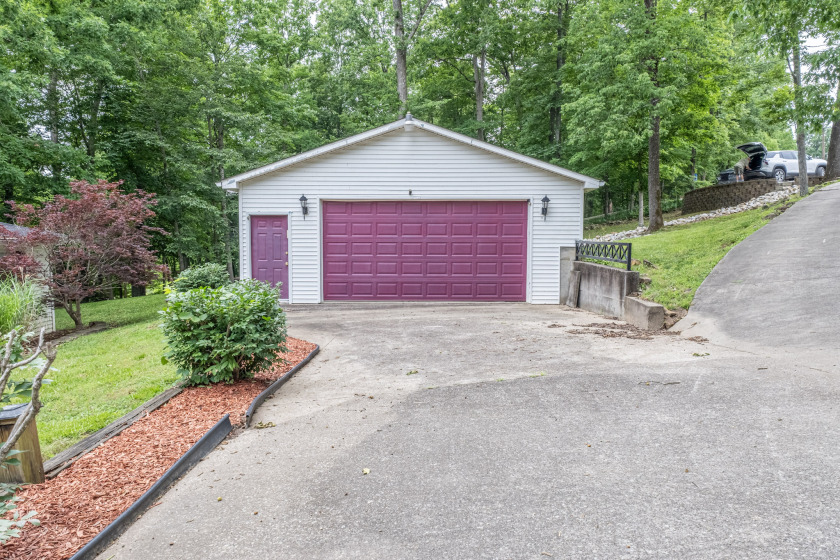 2 Docks, Great View, Big sunroom with a garage! - photo 3
