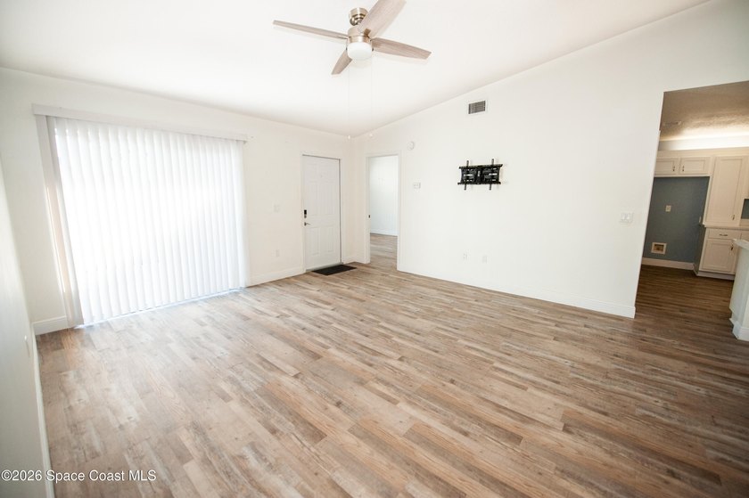 NEW AC!!! NEW PLUMBING!! FRESHLY PAINTED!!!! ASSOCIATION FEES - photo 6