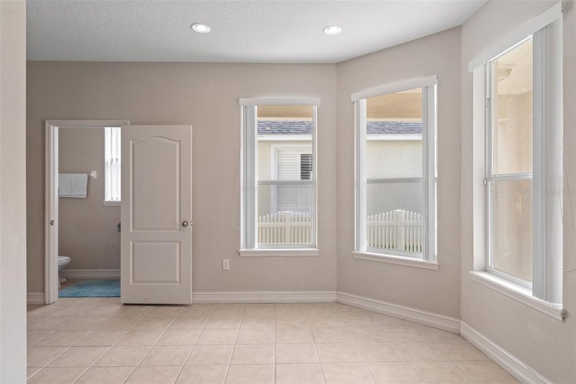 Under contract-accepting backup offers. Back on the Market! - photo 13