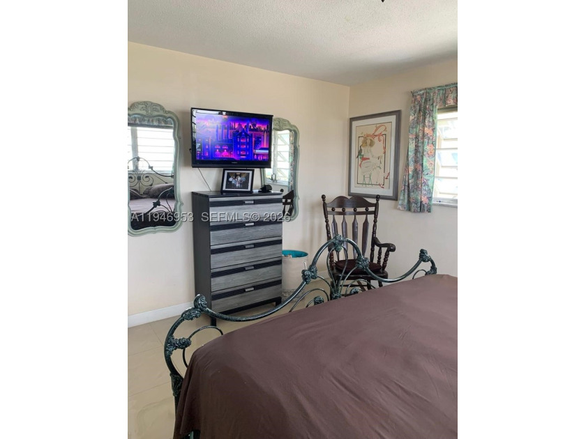 Updated fully furnished corner unit with 2 bedrooms, 1 bath and - photo 11