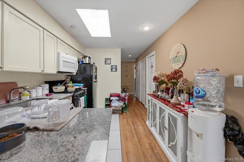 This beautiful, legal 2 Dwelling- property, 24 yrs old, 18.75 x - photo 4