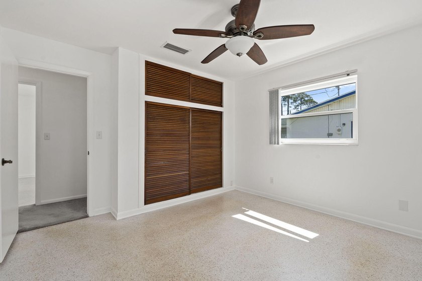 Located in Lakewood Park, this clean and well-kept 3-bedroom - photo 12