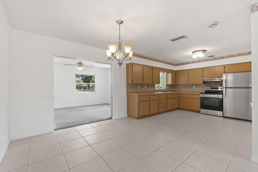 Located in Lakewood Park, this clean and well-kept 3-bedroom - photo 13