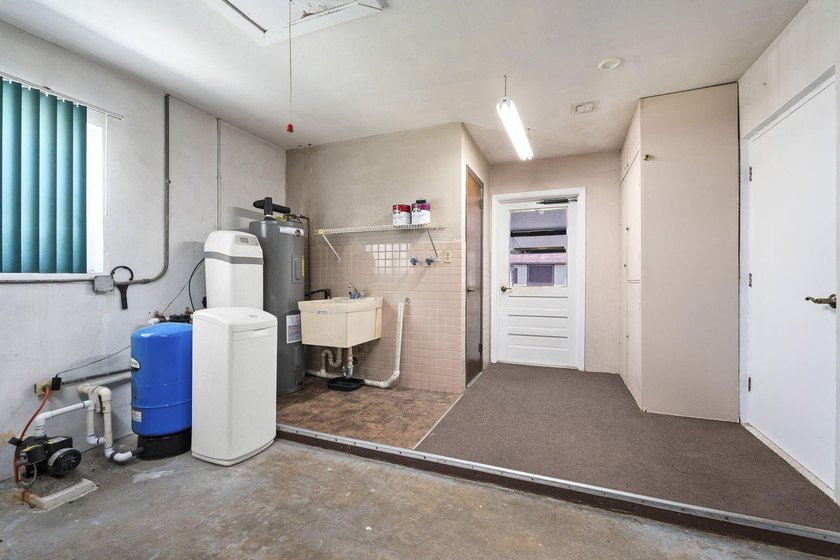 Located in Lakewood Park, this clean and well-kept 3-bedroom - photo 18