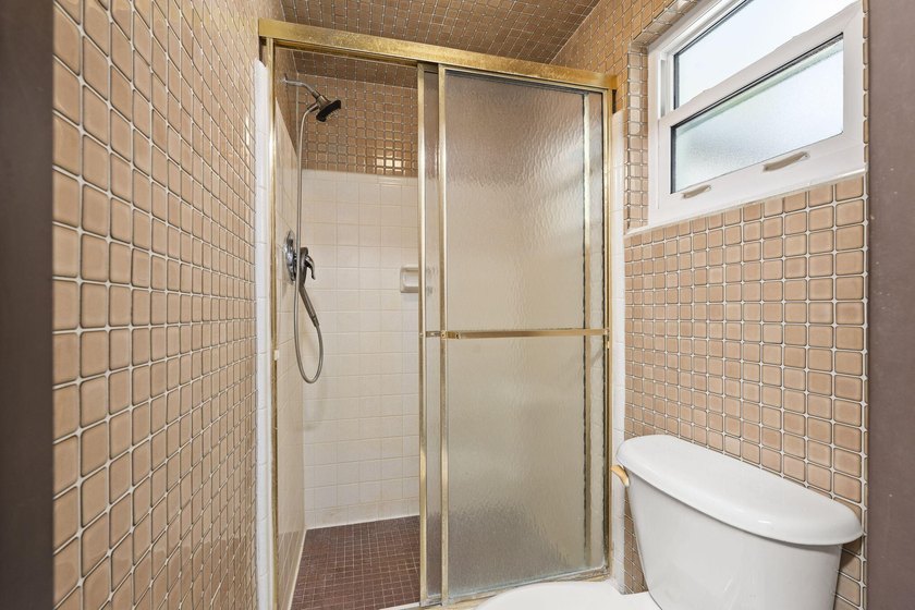 Located in Lakewood Park, this clean and well-kept 3-bedroom - photo 19