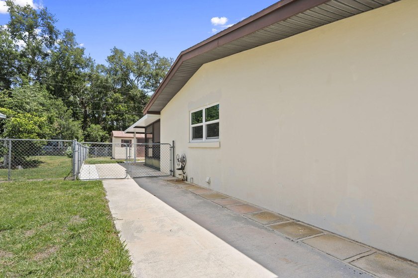 Located in Lakewood Park, this clean and well-kept 3-bedroom - photo 28
